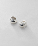 "シルバー ハギーフープ ポインテッドワイドピアス"