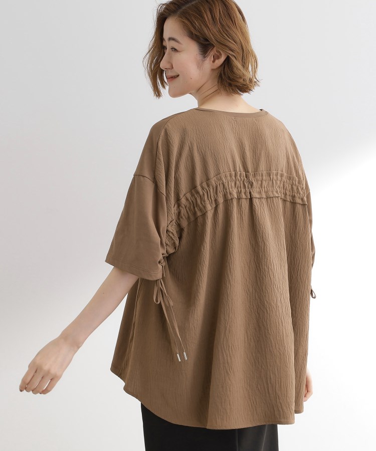後ろ姿で魅せる　バックドロストシャーリングTシャツ