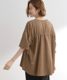 後ろ姿で魅せる　バックドロストシャーリングTシャツ