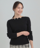 "スカラップネックが上品 ビジューニット"