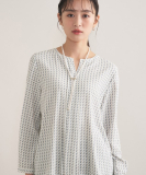 【セレモニー／洗える／透けにくい】ジオメ柄プリントブラウス
