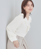 お顔周りを華やかに。フリルブラウス