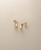 "K10【サステナブル】ビーンズシェイプ スタッドピアス"