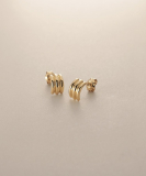 "K18【サステナブル】甲丸トリプルアーチ スタッドピアス"